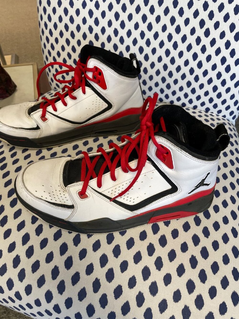 Nike 10.5 White Shoes - Picture 2 of 8